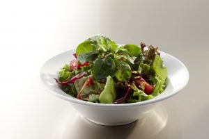 Crostini mit Blattsalaten und Ziegenkäserondellen
