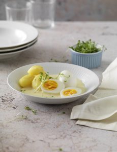 Mit Küchenklassikern Senioren begeistern - Ei mit Senfsauce und Kartoffeln