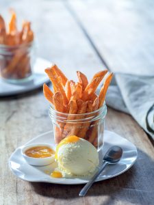 Sweet Potato Fries aus Süßkartoffeln mit Mango-Chutney und Vanilleeis