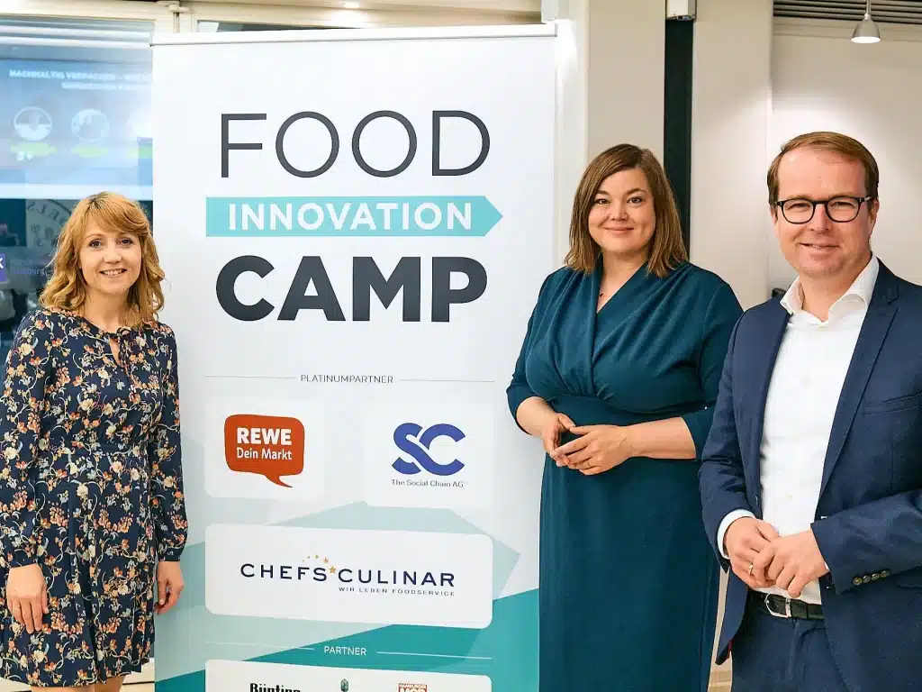 Als um 20 Uhr nach elf Stunden mit Lini’s Bites die glücklichen Gewinner des neuen PublikumsPreises „Dein Newcomer“ feststanden und die Food Innovation Camp -Gründerin Sina Gritzuhn unter Applaus von Publikum und prominenten Partnern wie Ralf Dümmel und Dr. Georg Kofler ihr Schlusswort sprach, war klar, das Food Innovation Camp 2022 war nach dreijähriger Pause ein voller Erfolg. © Stefan Groenveld