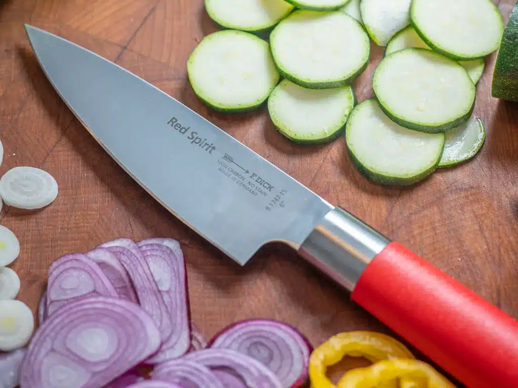 Gerade bei kleinerem Obst oder Gemüse kann die lange Klinge eines klassischen Kochmesser unpraktisch oder gar störend sein. © Friedr. DIck
