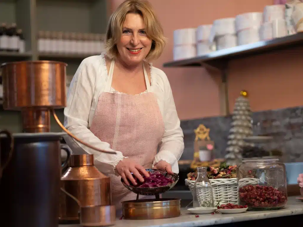 Elena von Gieck bringt den Sommer auf die Zunge und zaubert ein Strahlen ins Gesicht. Als Rosenmagierin fängt sie elegant die Aromen der Lieblingsjahreszeit ein und verwandelt sie in ihrer Manufaktur in liebevoller Handarbeit in köstliche Delikatessen. © Uckerose – Fotograf Götz Wrage bzw. Elena von Gieck