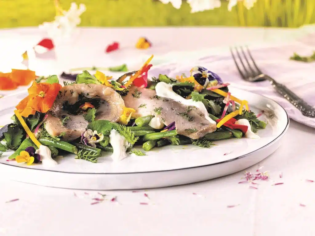 Wenn die Tage wieder länger werden, wächst die Lust auf frische Zutaten: Matjesfilets mit frischen Wildkräutern von Friesenkrone zaubern im Handumdrehen pikante Frühlingsstarter auf den Teller. © Friesenkrone