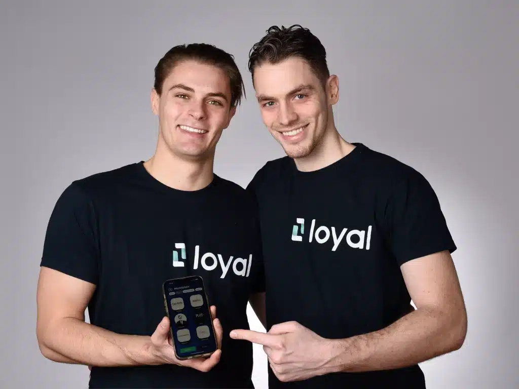 Die Brüder Nicolas und Maximilian Aßmann haben die App loyal entwickelt, die die Bonuskarte smart macht und aufs Handy bringt. © loyal/ Deutschmann Kommunikation