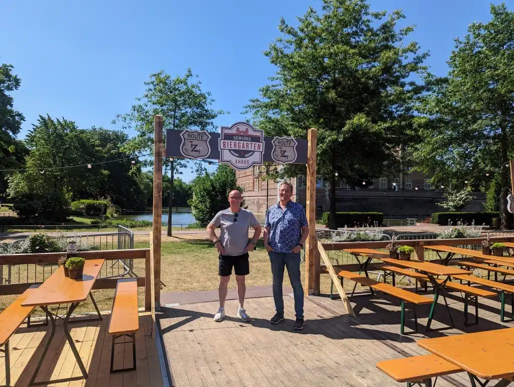 Der Popup-Biergarten in Ahaus ist bis zum 21. Juni geöffnet und bietet bei gutem Wetter Platz für rund 450 Gäste. © Tobit Software/ Schlossbiergarten Ahaus