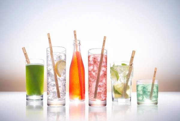 Ideal sind dauerhaft einsetzbare Trinkhalme, doch Produkte aus Glas oder Stahl sind nicht nur sehr reinigungsintensiv, sondern auch bei heißen oder sehr kalten Getränken unangenehm zu nutzen. © PAIO