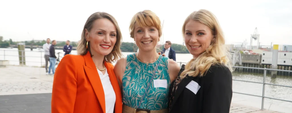 Als die Gewinner des FIC FOOD AWARD 2023 feststanden, gab es ausschließlich strahlende Gesichter im foodlab Hamburg, denn die Jury um Initiatorin Sina Gritzuhn hatte spontan beschlossen, den Hauptpreis passgenau auf alle drei Finalisten zu verteilen. © Mathias Jäger für Hamburg Startups