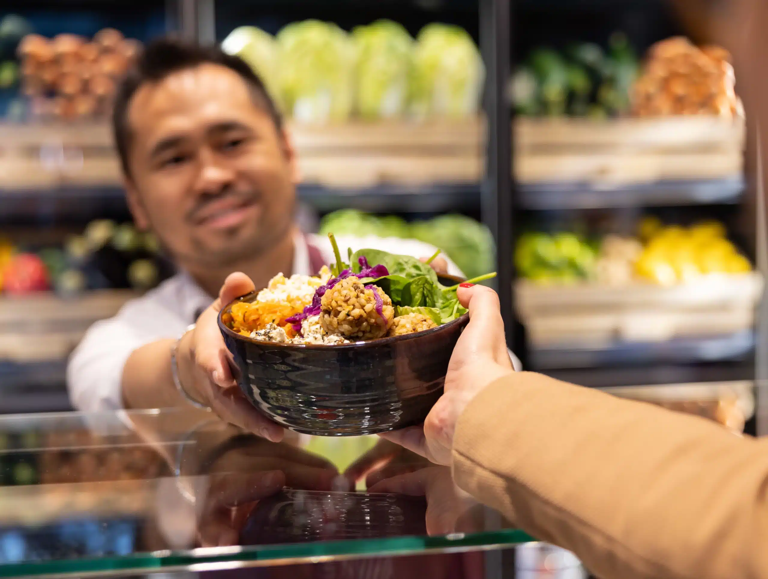 Lagardère Travel Retail gewinnt FAB-Award mit dem erfolgreichen “Bowl-all-day”-Konzept Natoo am Flughafen Hamburg