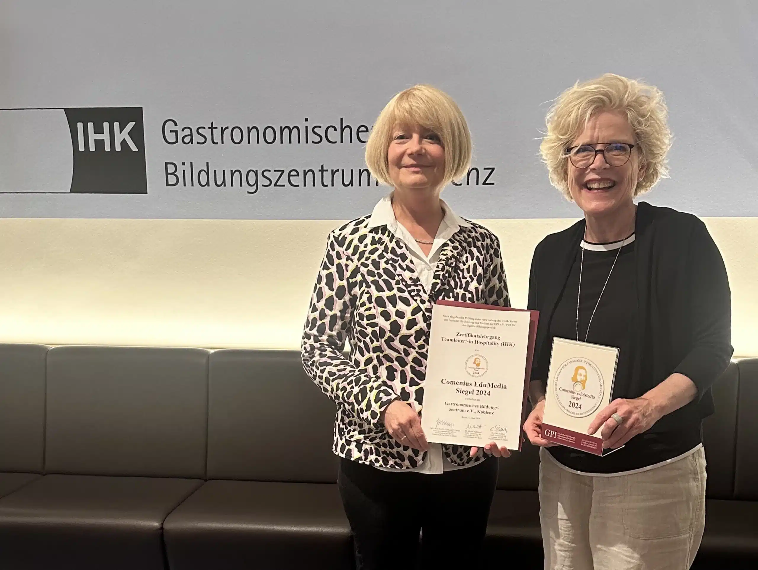 Karrieresprung im Hospitality-Sektor – ausgezeichnet mit dem Comenius-EduMedia-Award: der Zertifikatslehrgang Teamleiter Hospitality (IHK) im Gastronomischen Bildungszentrum Koblenz – berufsbegleitend, praxisnah und flexibel.