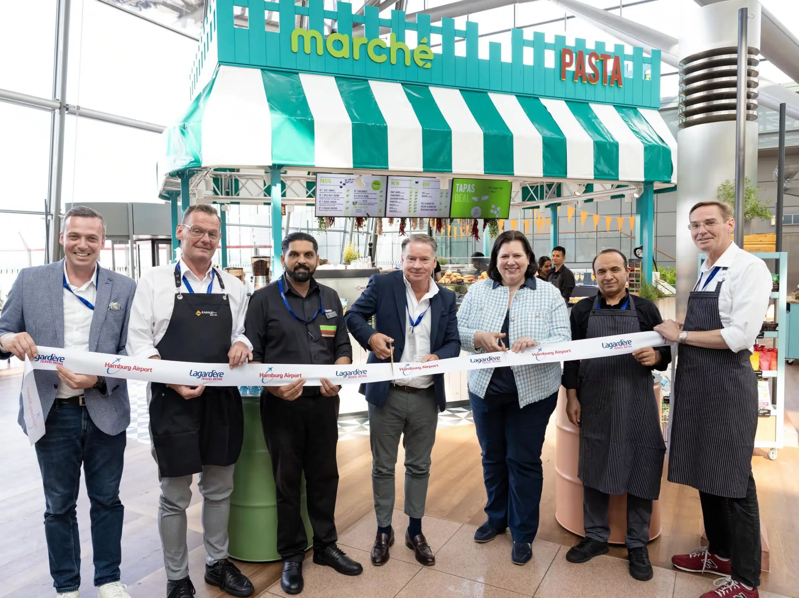 Für mehr kulinarische Vielfalt: Berit Schmitz, Geschäftsführerin am Hamburg Airport, und Jochen Halfmann, CEO von Lagardère Travel Retail, haben heute die neue Gastronomie-Welt am Hamburger Flughafen vorgestellt. © Oliver-Sorg-Hamburg-Airport