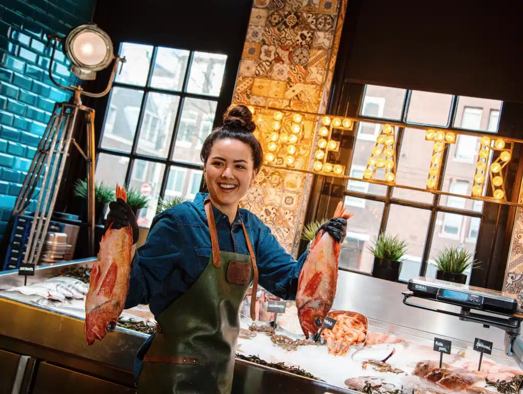 Pesca Theatre of Fish erobert Deutschland! Das mehrfach preisgekrönte niederländische Gastrokonzept, bekannt für seine kreativen Fischspezialitäten und kulinarischen Erlebnisse, feiert mit dem Westfield Hamburg Überseequartier im Oktober 2024 Premiere. © PESCA