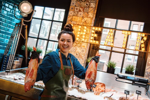 Pesca Theatre of Fish erobert Deutschland! Das mehrfach preisgekrönte niederländische Gastrokonzept, bekannt für seine kreativen Fischspezialitäten und kulinarischen Erlebnisse, feiert mit dem Westfield Hamburg Überseequartier im Oktober 2024 Premiere. © PESCA