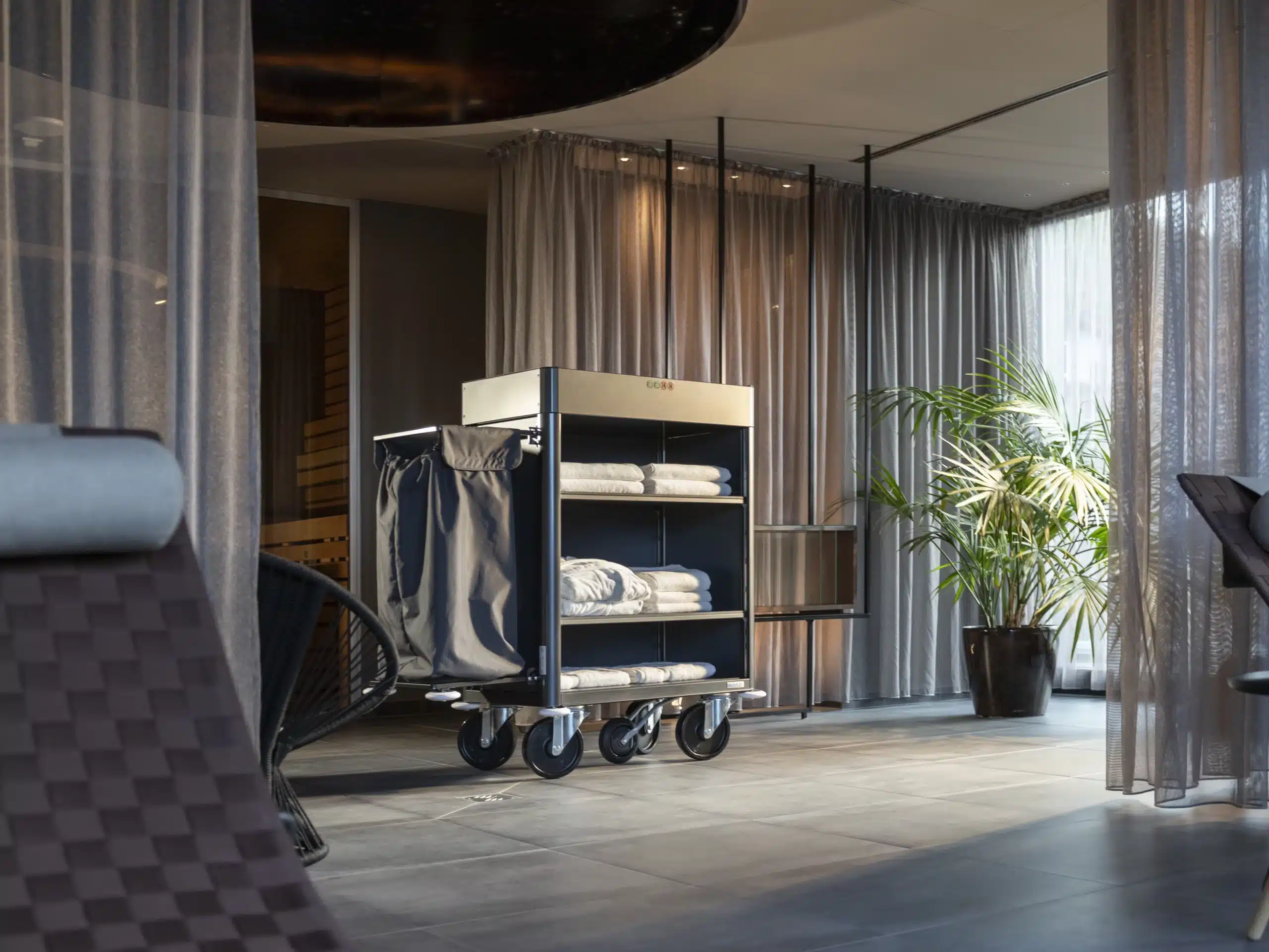 Mehr als nur ein Housekeeping-Trolley: Dank seines umfangreichen Ausstattungsprogramms lässt sich der beliebte Mundus von Wanzl Hotel Service mit wenigen Handgriffen für unterschiedliche Einsatzzwecke ausrichten. ©Wanzl GmbH & Co. KGaA