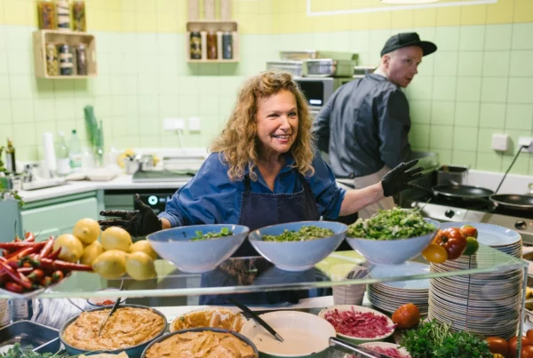 Seit knapp drei Jahren kreiert die Starköchin Haya Molcho gemeinsam mit Sodexo-Köchinnen und -Köchen exklusive Rezepte für die Speisepläne der Betriebsrestaurants. © Sodexo / Mario Andreya