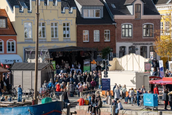 Der Herbst kommt - und mit ihm das nächste Event an Schleswig-Holsteins Westküste: Die Husumer Krabbentage laden am 3. Oktoberwochenende mit der Feier einer Delikatesse aus der Nordsee und einem verkaufsoffenen Sonntag zum Besuch der Hafenstadt ein. © Messe Husum & Congress / Andreas Mommsen