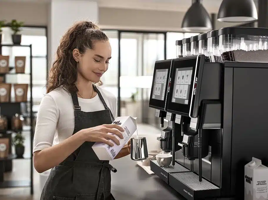 Mit einem hohen Maß an Prozessautomatisierung und flexiblen, nach individuellen Anforderungen konfigurierbaren Maschinenkonzepten unterstützt der Schweizer Kaffeemaschinenhersteller Schaerer seine Kunden*innen dabei, diesen Spagat zu meistern. © Schaerer AG