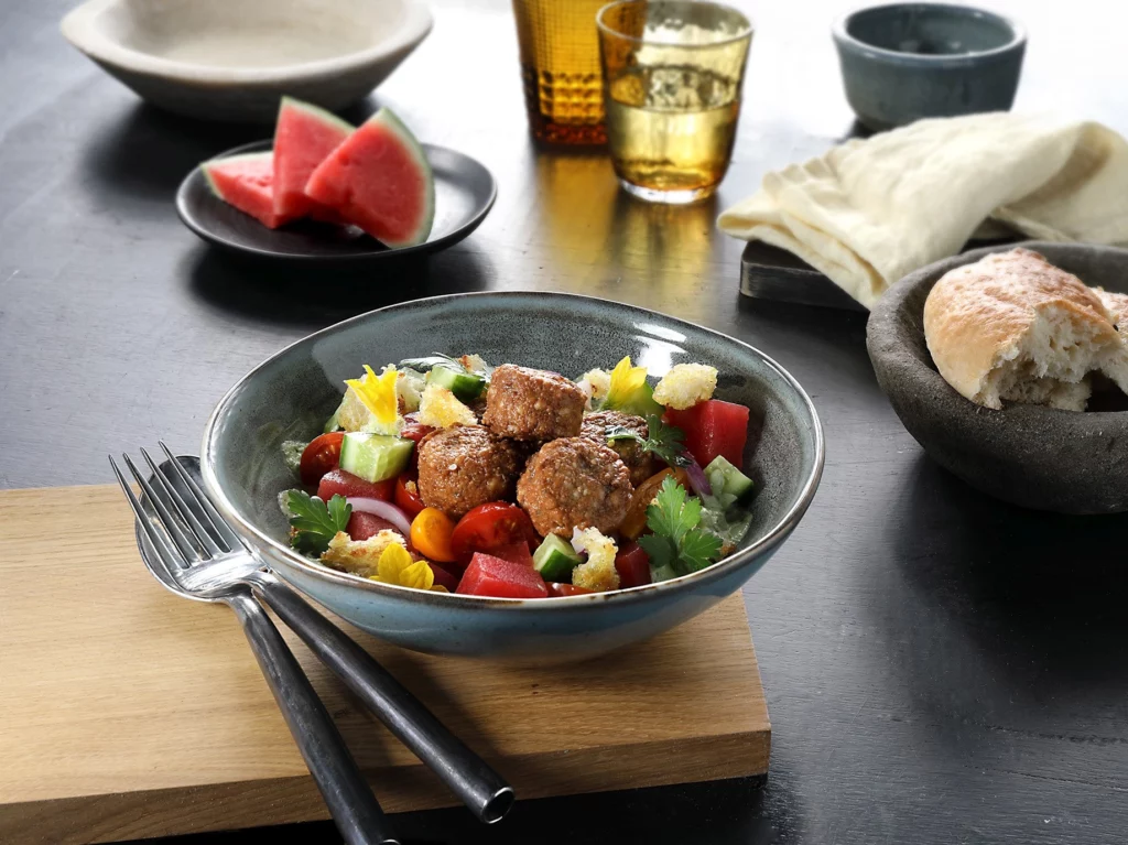 Saftige Mini-Heringsfrikadellen überzeugen durch Geschmack und Biss: Küstenbullar von Friesenkrone wurden soeben vom renommierten Fischmagazin als bestes Produkt in der Kategorie Matjes und Marinaden ausgezeichnet und erhielten den begehrten Seafood Star 2025.© Friesenkrone