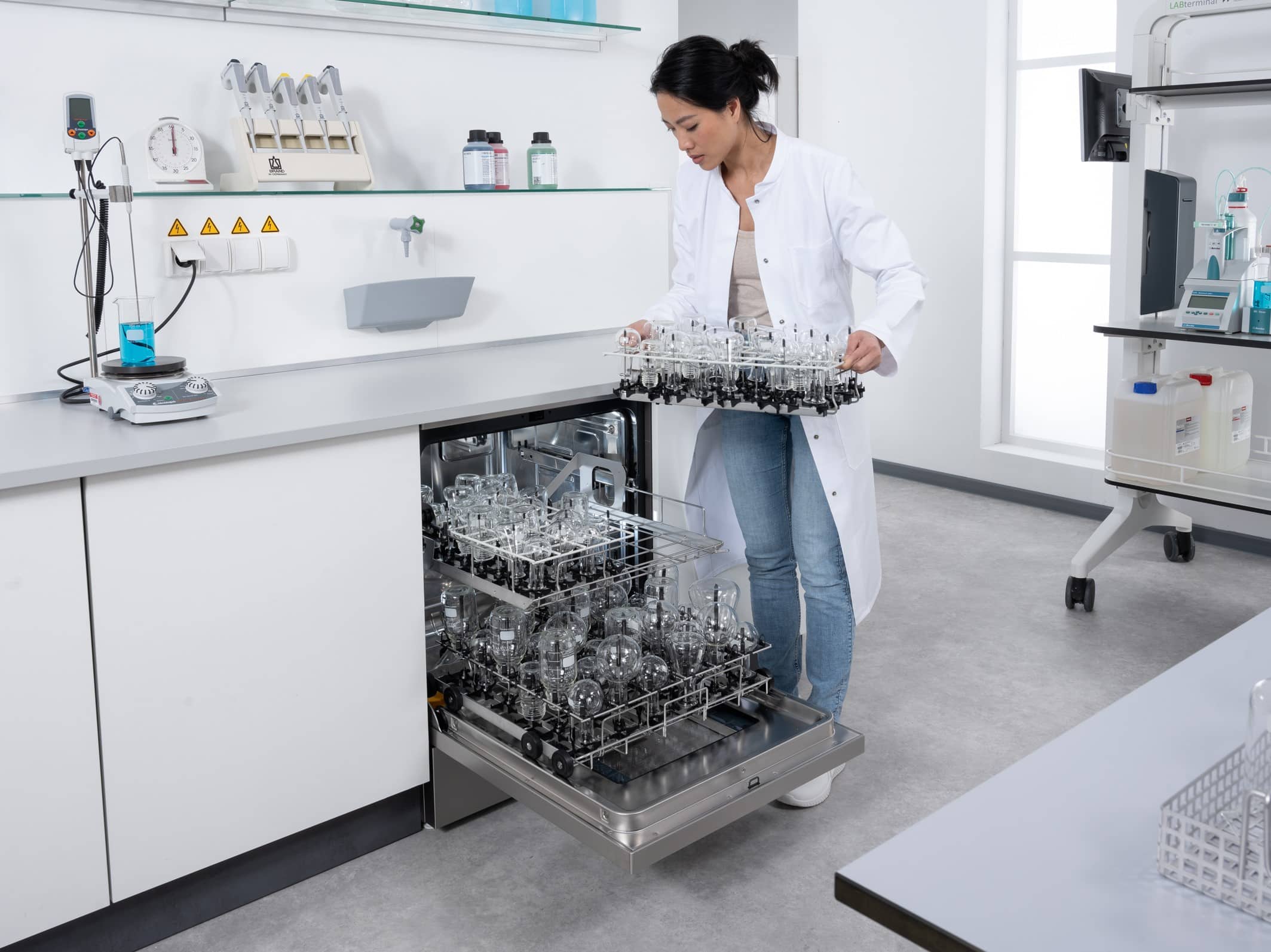 Ab Mitte Mai 2025 bietet Miele Professional neue, 60 und 90 Zentimeter breite Untertischgeräte an, die das Spülgut von Laboren analysenrein aufbereiten und komfortabler ausgestattet sind als je zuvor. © Miele-Professional