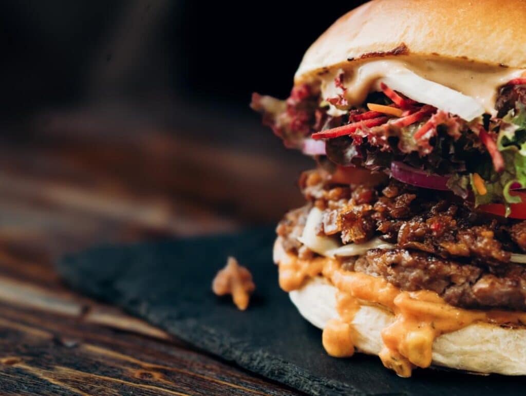 Neueröffnung am 1. Mai um 16 Uhr: Eskinivvach Burger Eschwege zieht um – Neues Zuhause in der Bahnhofstraße 3, 37269 Eschwege © Eskinivvach Burger Eschwege