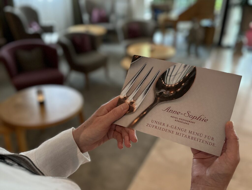 Ein „8-Gänge-Menü für zufriedene Mitarbeitende“ mit insgesamt 68 Benefits auf 40 Seiten „serviert“ aktuell das Hotel-Restaurant Anne-Sophie. © Hotel-Restaurant-Anne-Sophie