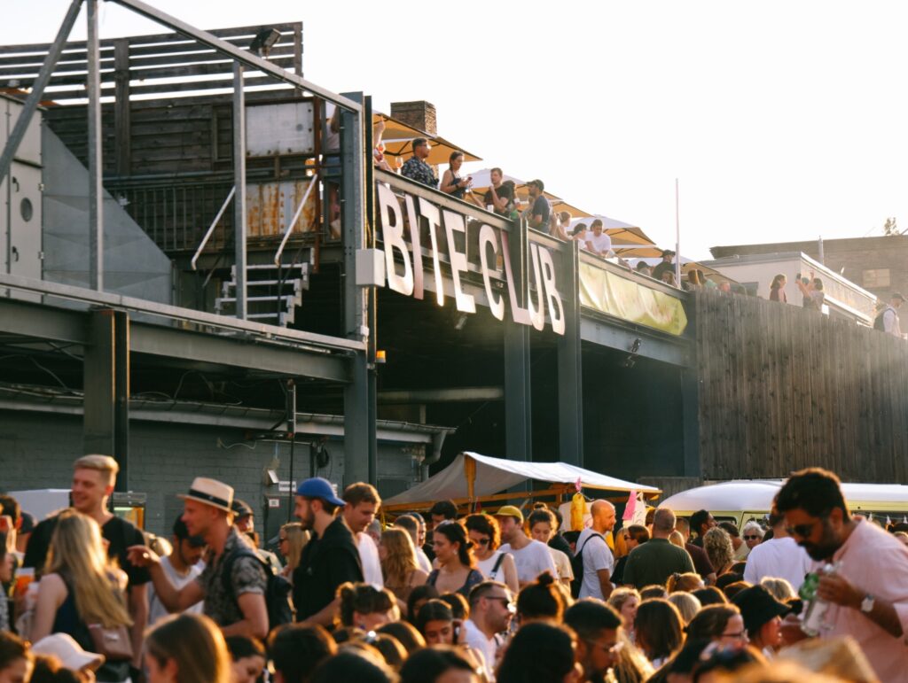 Die bekannte Bite Club Streetfood-Party, die in den letzten Jahren erfolgreich die Nacht zum Tag gemacht hat, startet die Saison erstmalig mit einem chilligen All-Dayer. © Julia_Zoooi