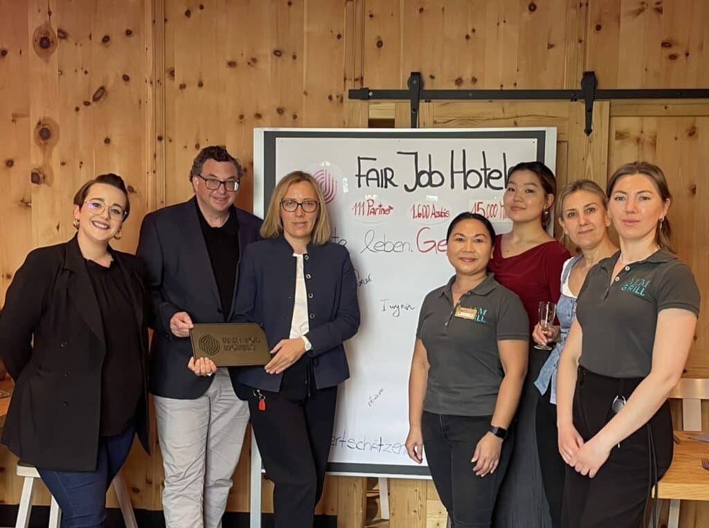 Das Best Western Plus Hotel Erb in Parsdorf ist neues Mitglied im Netzwerk „Fair Job Hotels“. Mit dem Beitritt stellt das familiengeführte Unternehmen einmal mehr unter Beweis, wie ernst es die Themen Mitarbeiterzufriedenheit, Fairness und Weiterentwicklung nimmt. ©hotel-erbmax-pr