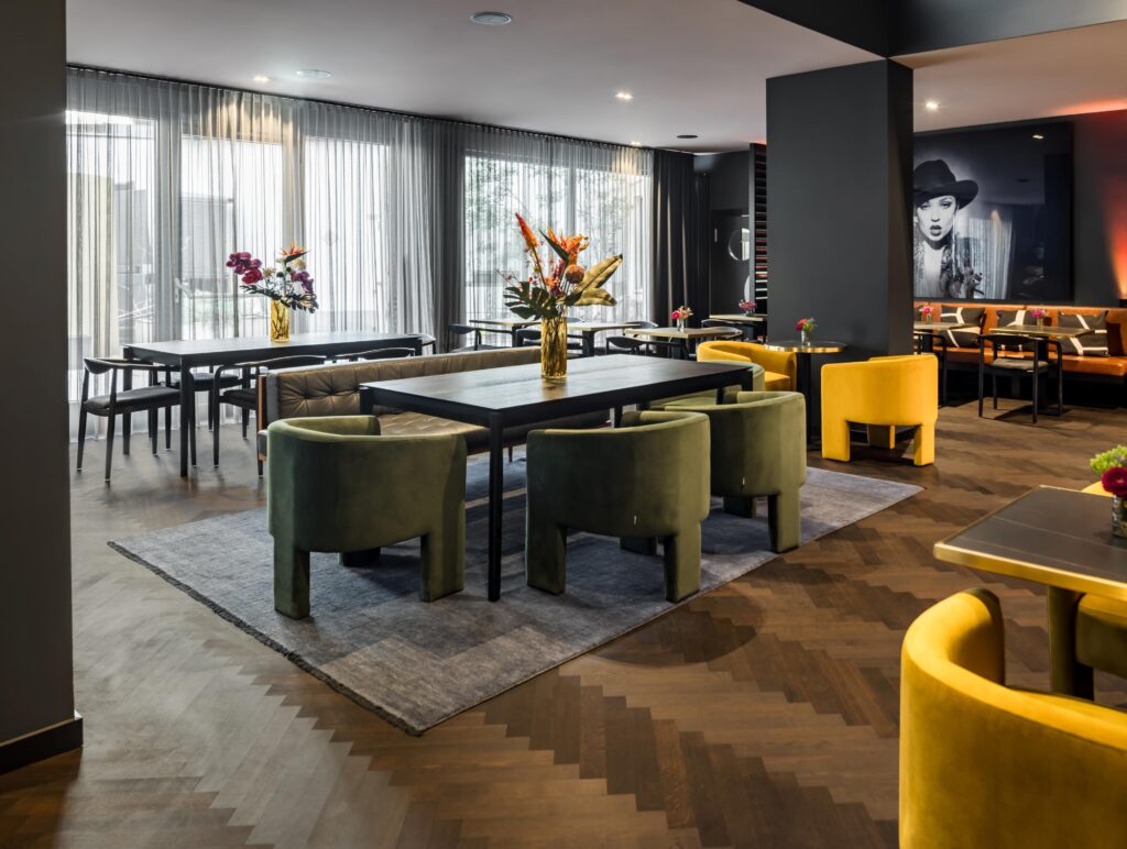 Das neugestaltete Hotel AMANO Düsseldorf bringt das besondere Lebensgefühl mit lässigem Stil, zeitgemäßem Design und kunstvollen Details ab sofort auf den Punkt. © AMANO-Group