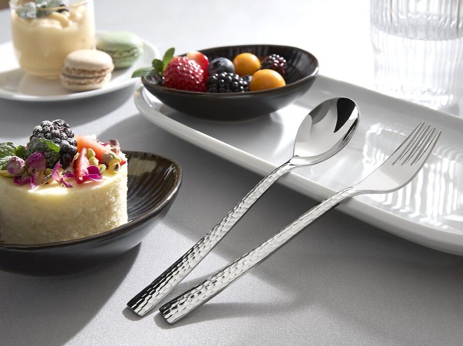 Die Event-Gastronomie entwickelt sich ständig weiter, doch ein Thema bleibt konstant: der Anspruch, Flying Buffets oder Caterings nachhaltiger zu gestalten. WMF Professional trägt diesem Wunsch mit der Besteckkollektion inMotion Rechnung. © proHeq-GmbH-I-WMF-Professional