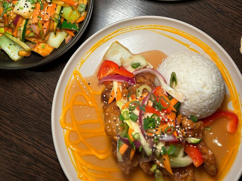 Berlin bekommt kulinarischen Zuwachs: Mit dem Restaurant Maison Saveur – Korean BBQ Restaurant Berlin hat in der Sredzkistraße 67 ein innovatives Gastronomiekonzept eröffnet, das traditionelle koreanische Aromen mit modernen Food-Trends verbindet. © Restaurant-Maison-Saveur-in-Berlin-–-Korean-BBQ-Restaurant