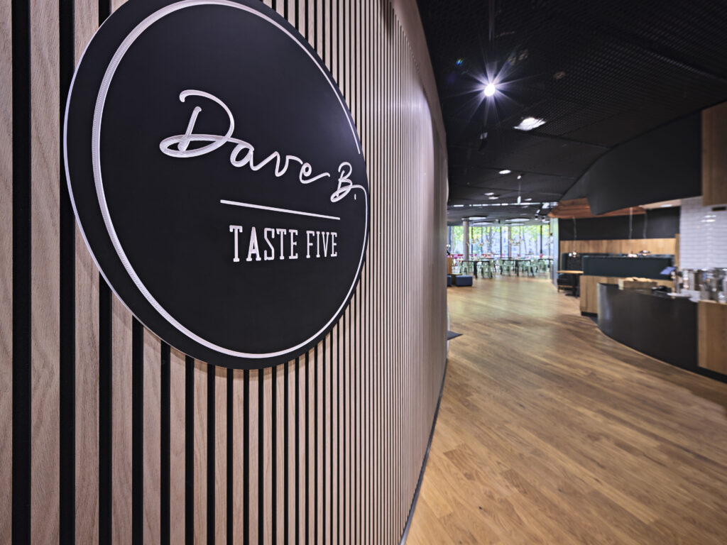 Sodexo Deutschland hat einen bedeutenden neuen Auftrag im Herzen Münchens gewonnen: Seit April dieses Jahres verantwortet das Unternehmen die Betriebsgastronomie sowie weitere Catering-Services im arabeska, einer mit dem DGNB-Zertifikat in Gold ausgezeichneten, modernen Büroimmobilie der bayerischen Landeshauptstadt. © Sodexo