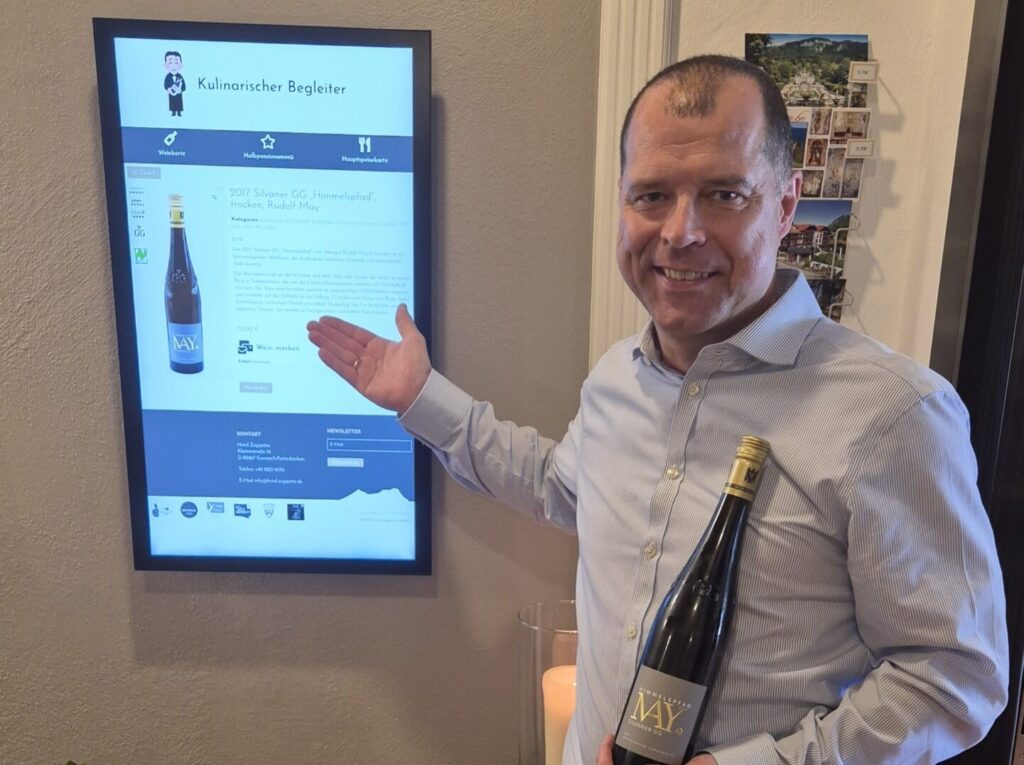 Hoteldirektor Frank Erhard, passionierter Weinliebhaber und Kenner, bringt für seine Gäste einen „digitalen Sommelier“ auf den Weg, der Genuss und Expertise auf einzigartige Weise verbindet. © Hotel Zugspitze