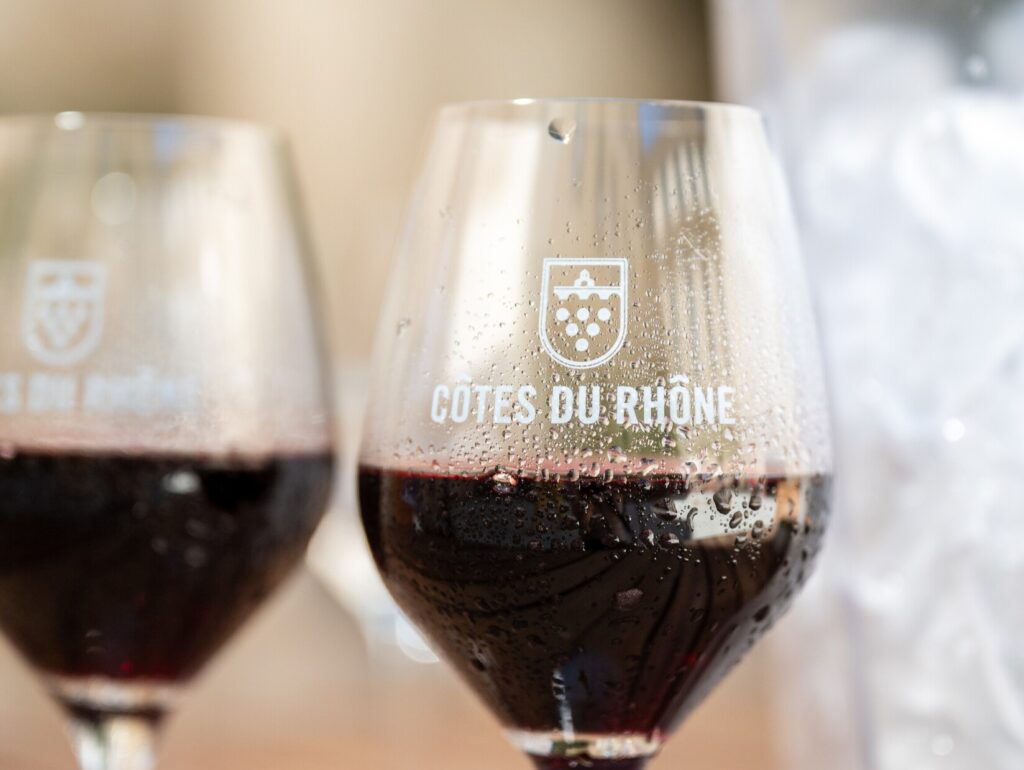 Die Côtes du Rhône zeigen, wie moderner Rotweingenuss aussehen kann: zwei klar definierte Geschmacksprofile und eine neue Empfehlung zur idealen Serviertemperatur. © InterRhone