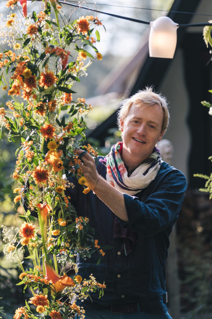 Er ist einer der bekanntesten Floral Designer Deutschlands – die Berliner Zeitung nennt ihn jüngst „Floristen-Star“, in der TV-Sendung Garten & Lecker wird er liebevoll „der Schönmacher“ genannt: Björn Kroner. ©JUNIFotografen