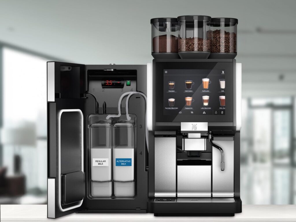 Ab sofort ist das Milchsystem für die Spezialitätenmaschine WMF 1500 S+ verfügbar. So können auch Gastronomen kleinerer Shops und Betriebe ihre anspruchsvolle Gen-Z-Kundschaft mit feinsten Kreationen aus Hafer, Soja, Mandel, Erbse und Co. begeistern. © WMF