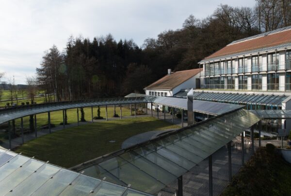 Für die Wärmewende am Petersberg, nordwestlich von München gelegen, sorgt das Zusammenspiel aus Energiemanagement-Software und 322 Heizkörper- sowie acht Wandthermostaten zur zentralen Temperatursteuerung in größeren Zimmern mit mehreren Heizkörpern. ©Betterspace