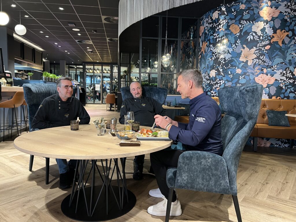 Starke Mannschaftsleistung: Restaurantleiter Bastian Bacevicius und Detlef Tietz sowie das gesamte Team des Zurheide Restaurant Bottrop Südring-Center setzen sich erfolgreich gegen vier weitere Gastronomien aus dem Ruhrgebiet durch. ©Just-Friends-Productions-GmbH