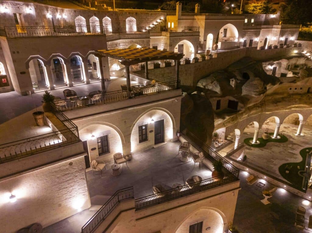 Zwischen bizarren Tuffsteinformationen, Höhlenkirchen und jahrtausendealten Felswohnungen hat Wyndham Hotels & Resorts mit dem Signature Cave Cappadocia, Trademark Collection by Wyndham ein außergewöhnliches Boutiquehotel inmitten einer der gefragtesten Reiseziele der Türkei eröffnet. © Signature-Cove-Cappadocia-Tademark-Collecition-by-Wyndham