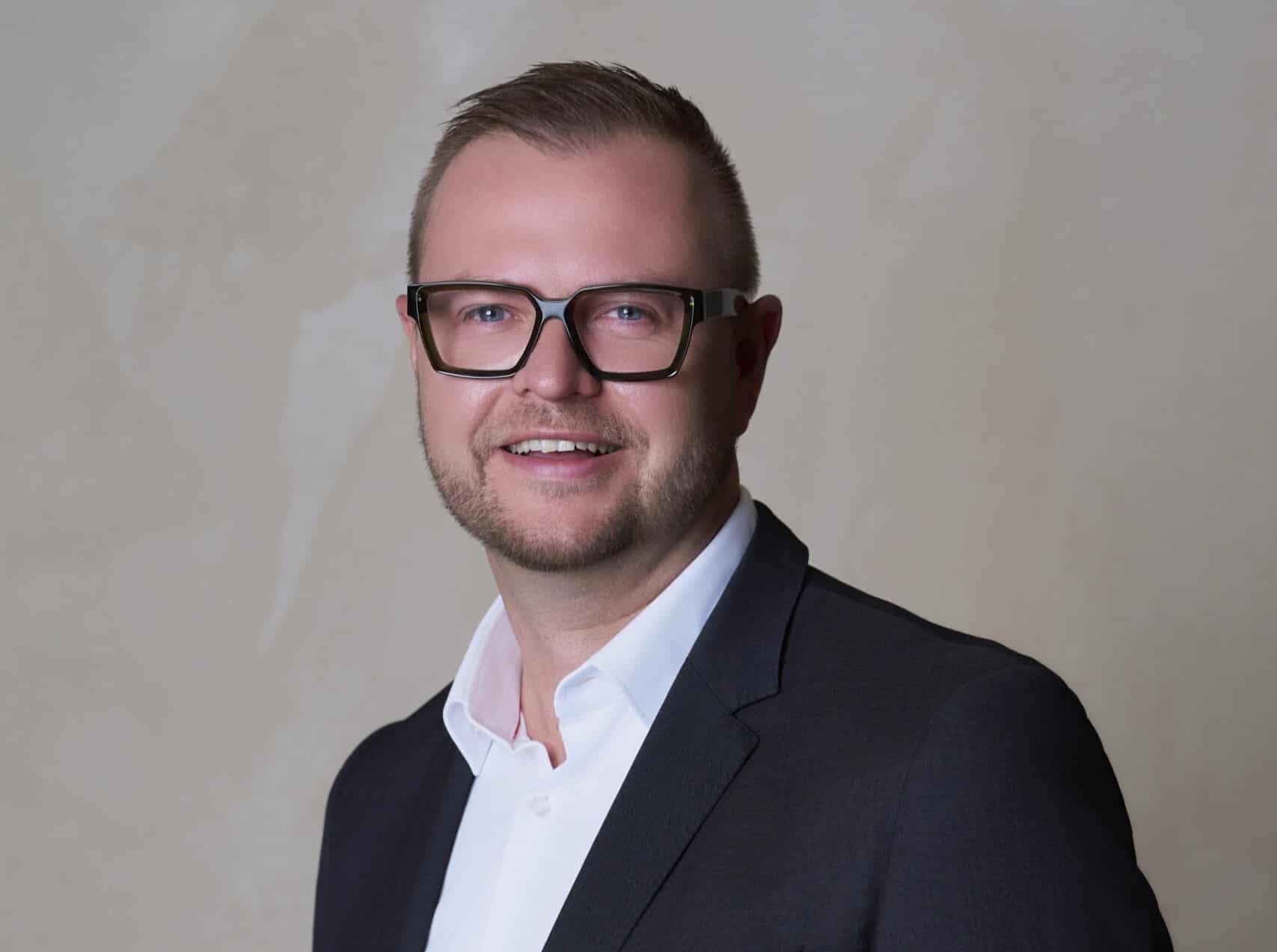 Mit Janis Gromovs (39) übernimmt ein erfahrener Vertriebs- und Marketingspezialist die Leitung des Bereichs Sales & Marketing bei den Platzl Hotels München. © Platzl-Hotels