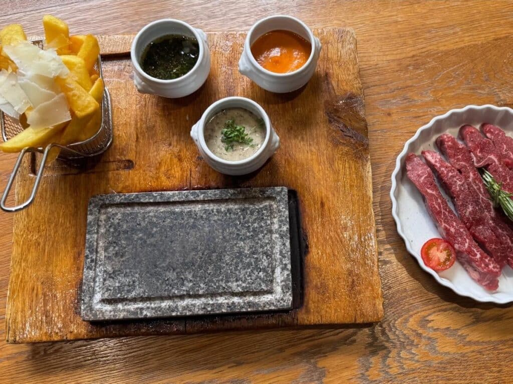 Das Restaurant Krummenweg in Ratingen hat ein neues gastronomisches Konzept eingeführt – mit Fokus auf saisonaler, regionaler Küche und einem gehobenen Ambiente. © Signo-Hospitality