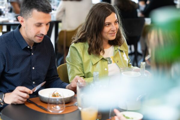 Das zeigt eine aktuelle Studie von YouGov im Auftrag von Sodexo Deutschland. Befragt wurden 1.000 Beschäftigte, die in Gebäuden arbeiten. Was bisher als Nebensache galt, wird zum Erfolgsfaktor für moderne Arbeitgeber. © Boogie-Unlimited