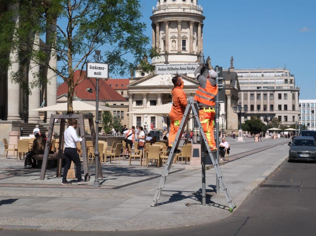 Mit der offiziellen Umbenennung der ehemaligen Mohrenstraße würdigt die Stadt Berlin den Philosophen und Gelehrten Anton Wilhelm Amo. © Maria-Pinzger-Hilton-Berlin