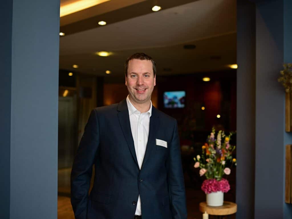 Jan-Eike Adomeit ist der neue Front Office Manager im Seehotel Niedernberg – Das Dorf am See. Mit dem 35-jährigen BWL- und Tourismus-Fachmann hat sich das 107 Suiten und Zimmer große Tagungs-, Wellness- und Genusshotel in Unterfranken einen leidenschaftlichen Gäste- und Service-Profi ins Haus geholt. © Seehotel-Niedernberg