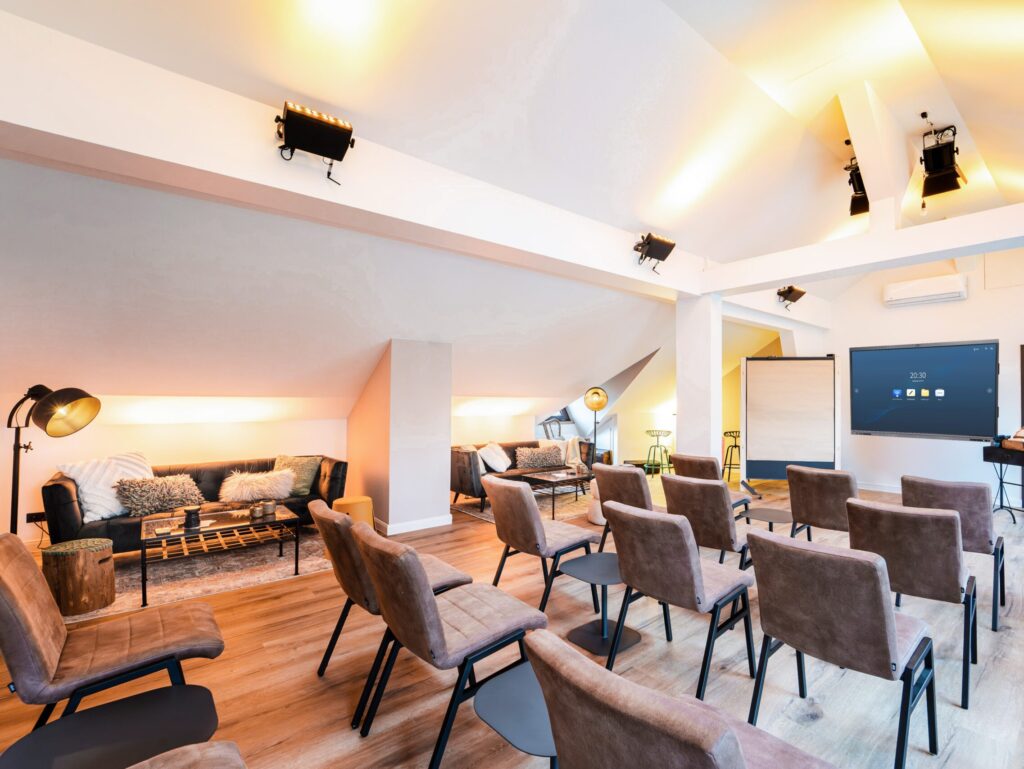 Mit ihrer Themenreihe „Tagungs(t)räume“ liefert die Kooperation der TOP 250 Tagungshotels ihren Mitgliedern exklusive Einblicke in besonders gelungene Tagungsräume und macht damit sichtbar, wohin sich die Tagungshotellerie aktuell entwickelt. © Haus-Tonburg-–-RoLigio®-Campus