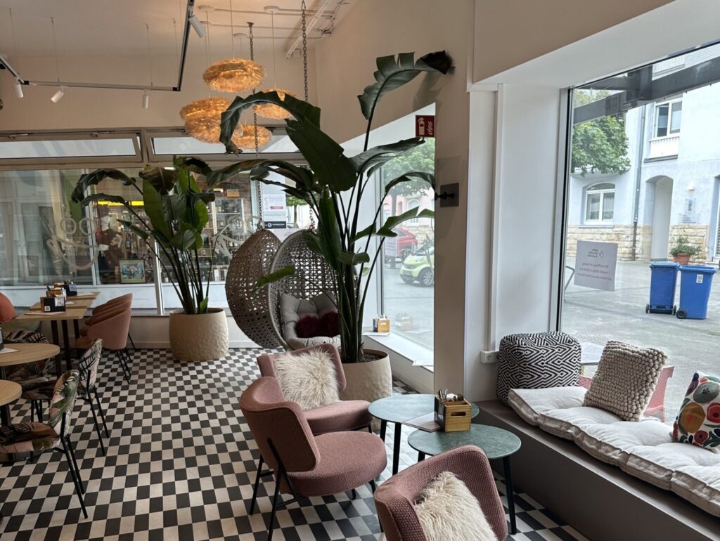 Das inklusive Café „coffee, brownies & downies“ in Oberursel ist mit ihnen in seine Soft-Opening-Phase gestartet. © coffee-brownies-downies