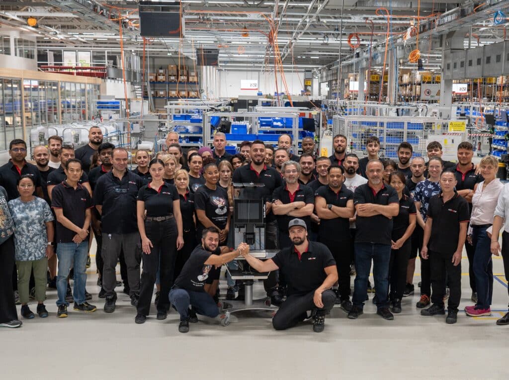 Die Schaerer AG feiert einen besonderen Meilenstein: Die 100.000ste Schaerer Coffee Soul verlies die Produktionshalle in Zuchwil und untermauert damit eindrucksvoll die Erfolgsgeschichte dieses vielseitigen Kaffeevollautomaten. © Schaerer-AG