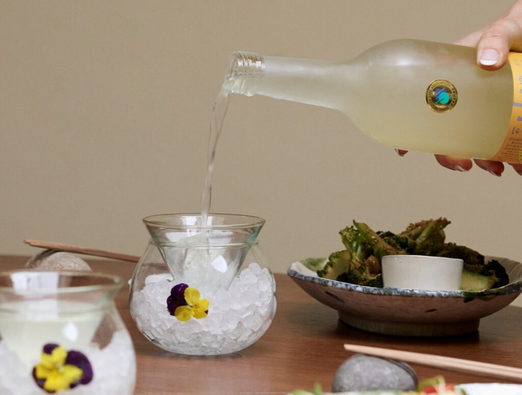 Sake erobert endlich den europäischen Markt, und das aus gutem Grund. Mit seiner Reinheit und seinem feinen Geschmacksprofil bietet Japans Nationalgetränk eine echte Alternative zu Wein. © SticksnSushi_sake
