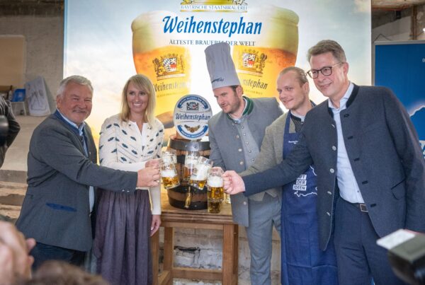 Wirtsfamilie Zinner wird ab Sommer 2026 Gäste aus Nah und Fern mit moderner, bayerischer Küche und feinstem Weihenstephaner Bier verwöhnen. © Axel-Koenig-StMWK-10.-September-2025-scaled