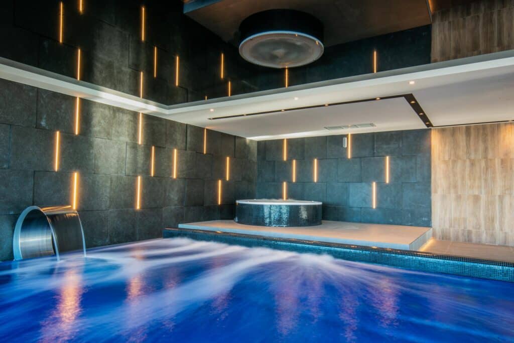 Indoor-Pool im Baltic View Resort & Spa mit Meerblick
