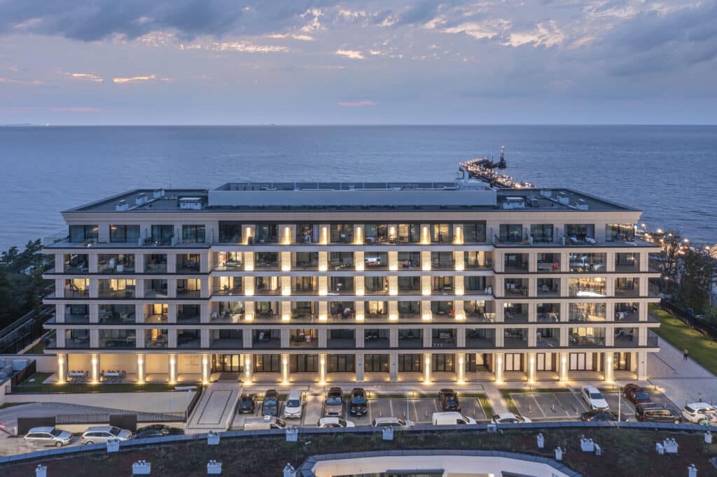 Baltic View Resort & Spa Außenansicht am Strand bei Sonnenuntergang