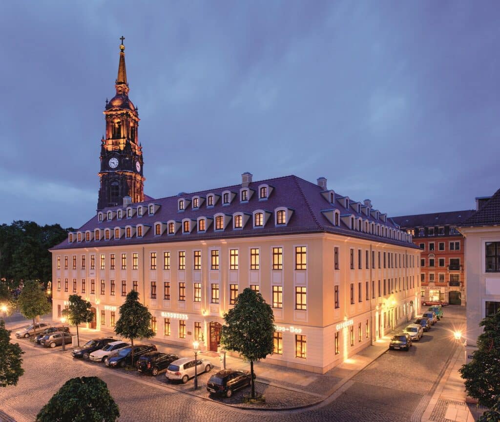 Außenansicht des Relais & Châteaux Hotel Bülow Palais in Dresden bei Abendstimmung.